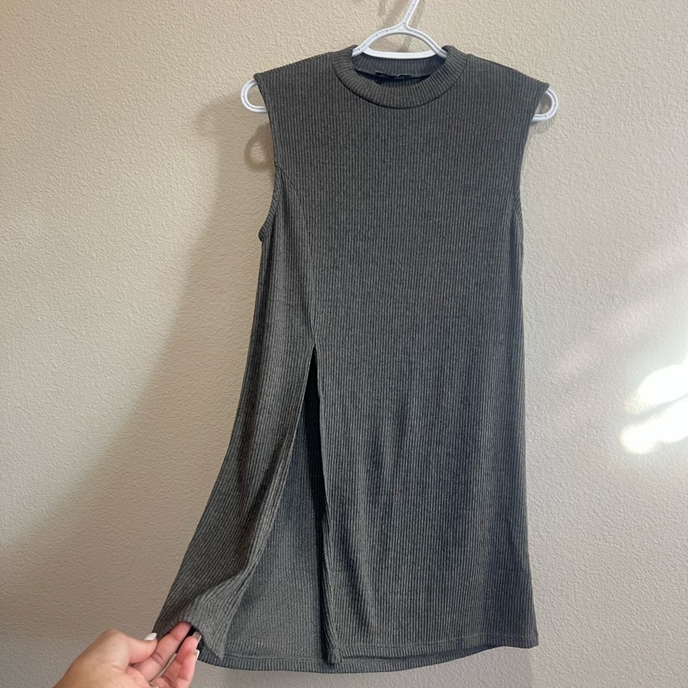 Sleeveless Ribbed Split Shirt